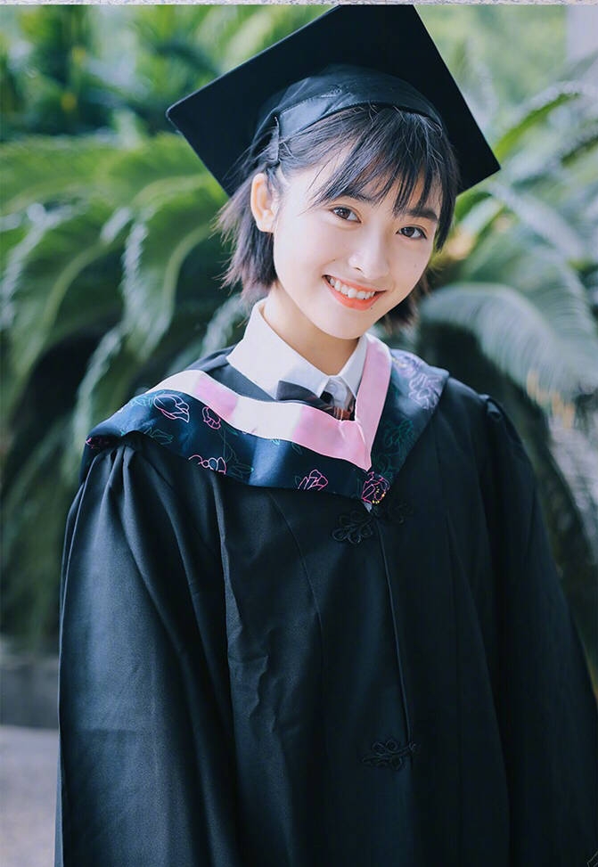 沈月时尚写真清纯短发充满少女感,沈月校服造型短发