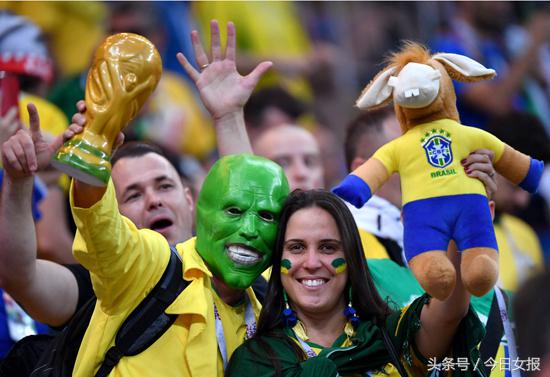 头顶“球场”化“猫”妆,“变相怪杰”满场飞,世界杯球迷谁最强