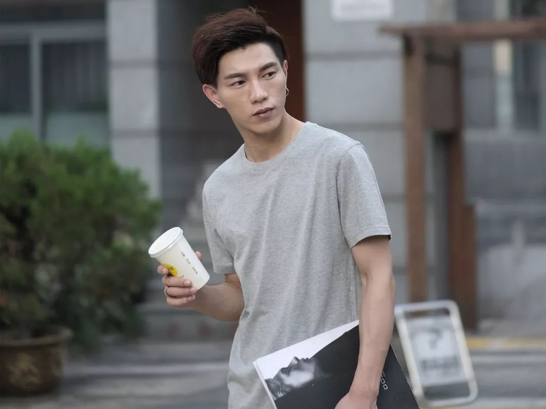 什么颜色的t恤不挑皮肤比较百搭,适合夏天的纯色各种颜色的t恤