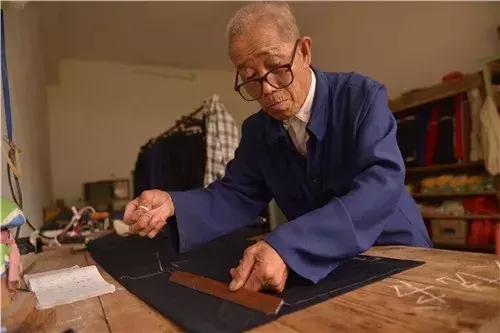 六旬老人坚守铁匠铺,老人坚守裁缝生涯四十载