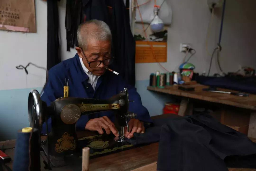六旬老人坚守铁匠铺,老人坚守裁缝生涯四十载