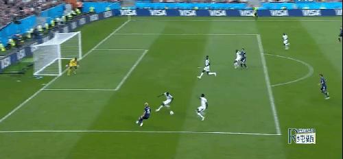 足球赛场上意外瞬间,世界杯足球比赛造越位精彩瞬间