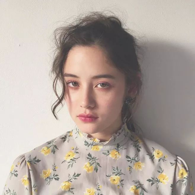 矮马尾扎发教程简单好看,你没见过的马尾扎法