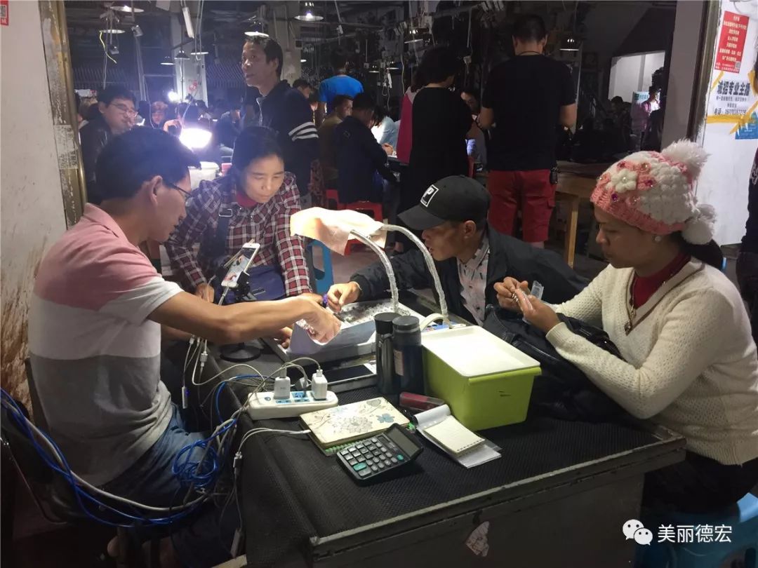 瑞丽镶嵌翡翠直播,当翡翠遇上范爷