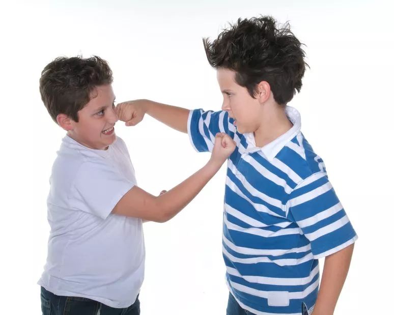 宝宝总是无缘无故打人,宝宝爱打人咬人发脾气怎么教育