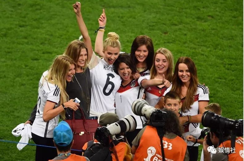 “宇宙最强”太太团:酗酒斗殴、互嘲比奢,以此成名日进斗金