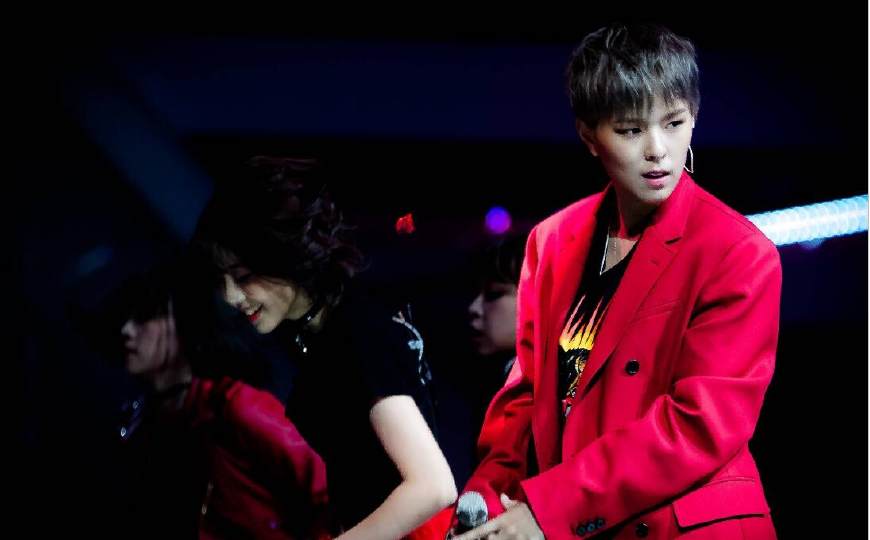 杨芸晴中性风现身,杨芸晴穿羊毛条纹套装