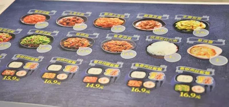 武汉美食必吃推荐粮道街饼夹烧卖,武汉一元路怪味烧饼几点开门