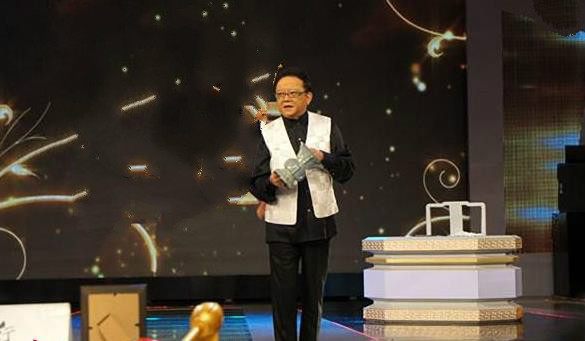 王刚和儿子丁丁最近怎么样,丁丁和爸爸王刚演戏的视频