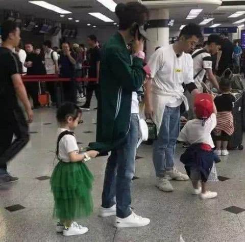 戚薇与老公李承铉晒出写真照，好养眼！女儿摘掉墨镜后，都笑了