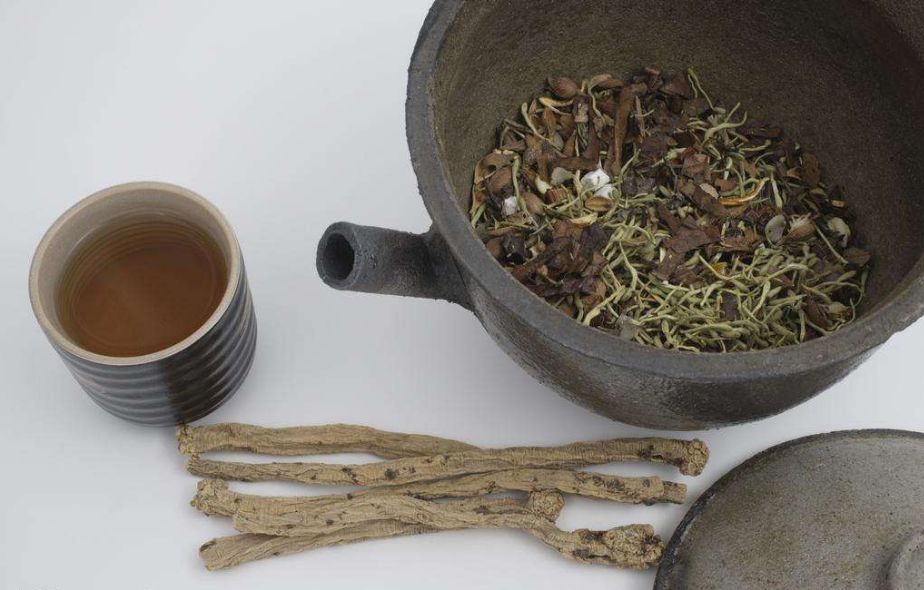 用矿泉水喝药有危害吗,为什么不能用矿泉水吃药