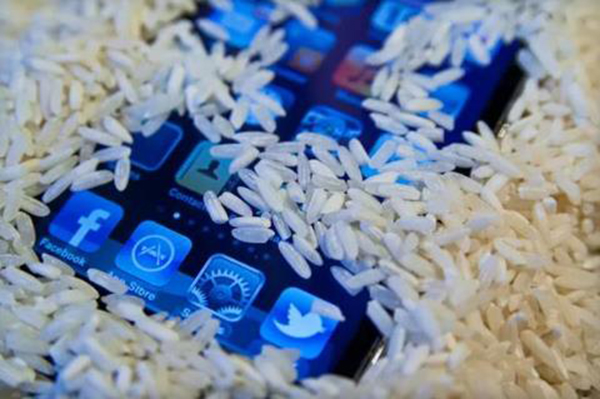 手机电话进水了怎么办,手机进水了打电话是什么提示