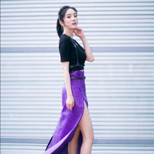 杨幂樱花树下秀性感身材，舔棒棒糖的姿势亮了