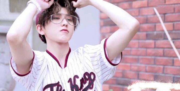 蔡徐坤登杂志封面棒球衣撞衫王俊凯两位运动男孩谁更帅一点？