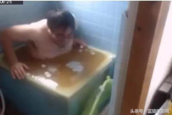 用辣椒酱泡澡24小时,国外小哥用13桶辣椒酱泡澡