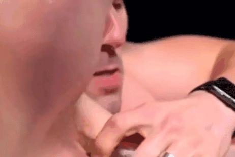 用辣椒酱泡澡24小时,国外小哥用13桶辣椒酱泡澡