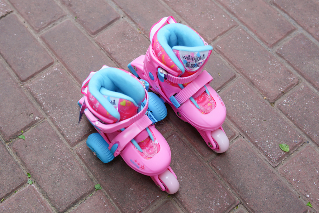 带辅助轮的溜冰鞋,儿童乐秀轮滑鞋新款