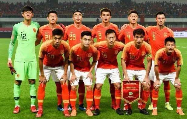 央视评论员说中国足球,央视主持人踢球