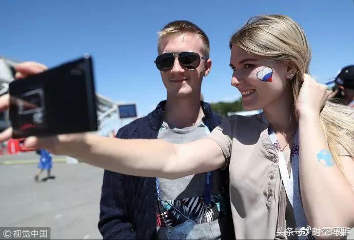 世界杯赛场那些高颜值女球迷瞬间,世界杯看台美女卡塔尔