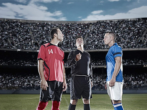 足球比赛前裁判抛硬币都说些什么,足球比赛前裁判准备什么