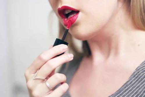 喜欢舔嘴唇的女人心理分析,女的舔嘴唇的人的心理