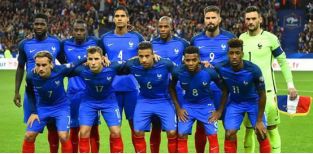 梅西再次带队夺取大力神杯,梅西首战展示大力神杯