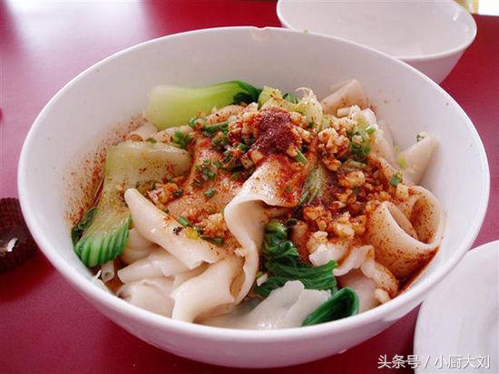 正宗的陕西油泼面教程,油泼面自己做不出面馆的味道