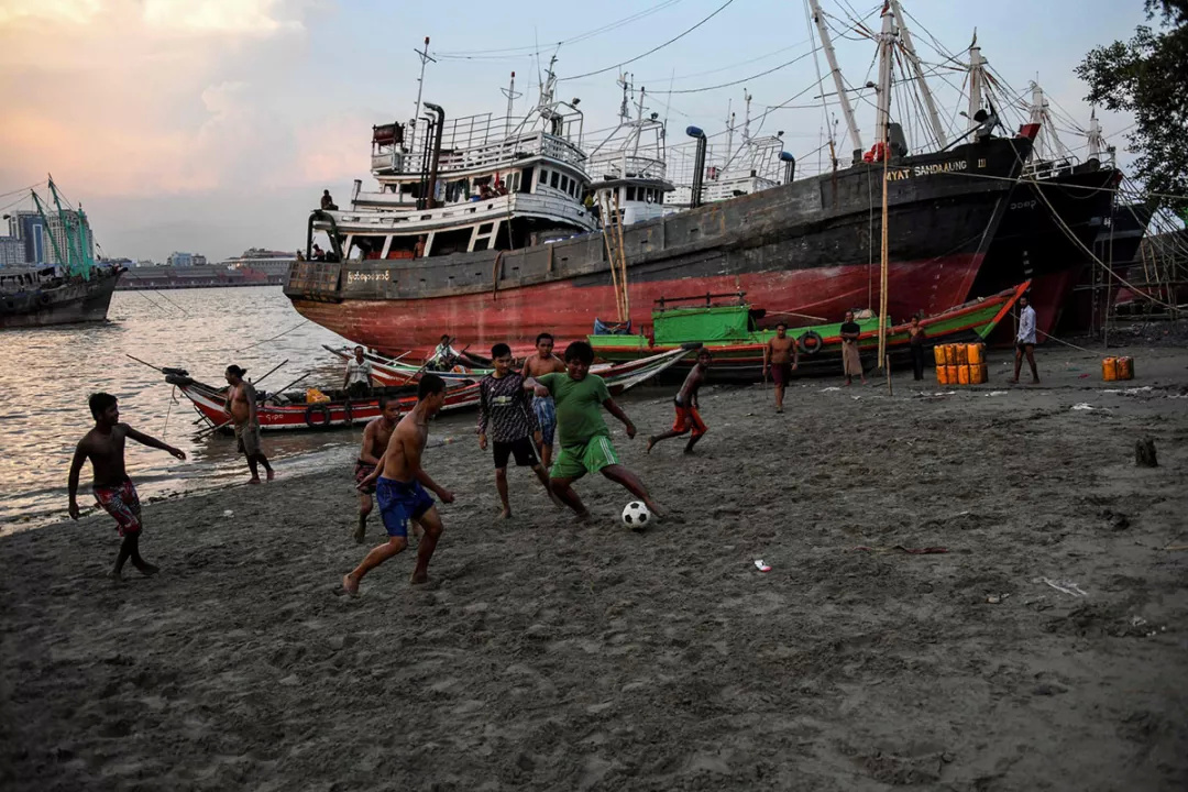 足球场奇葩时刻集锦,世界上最奇葩的足球场