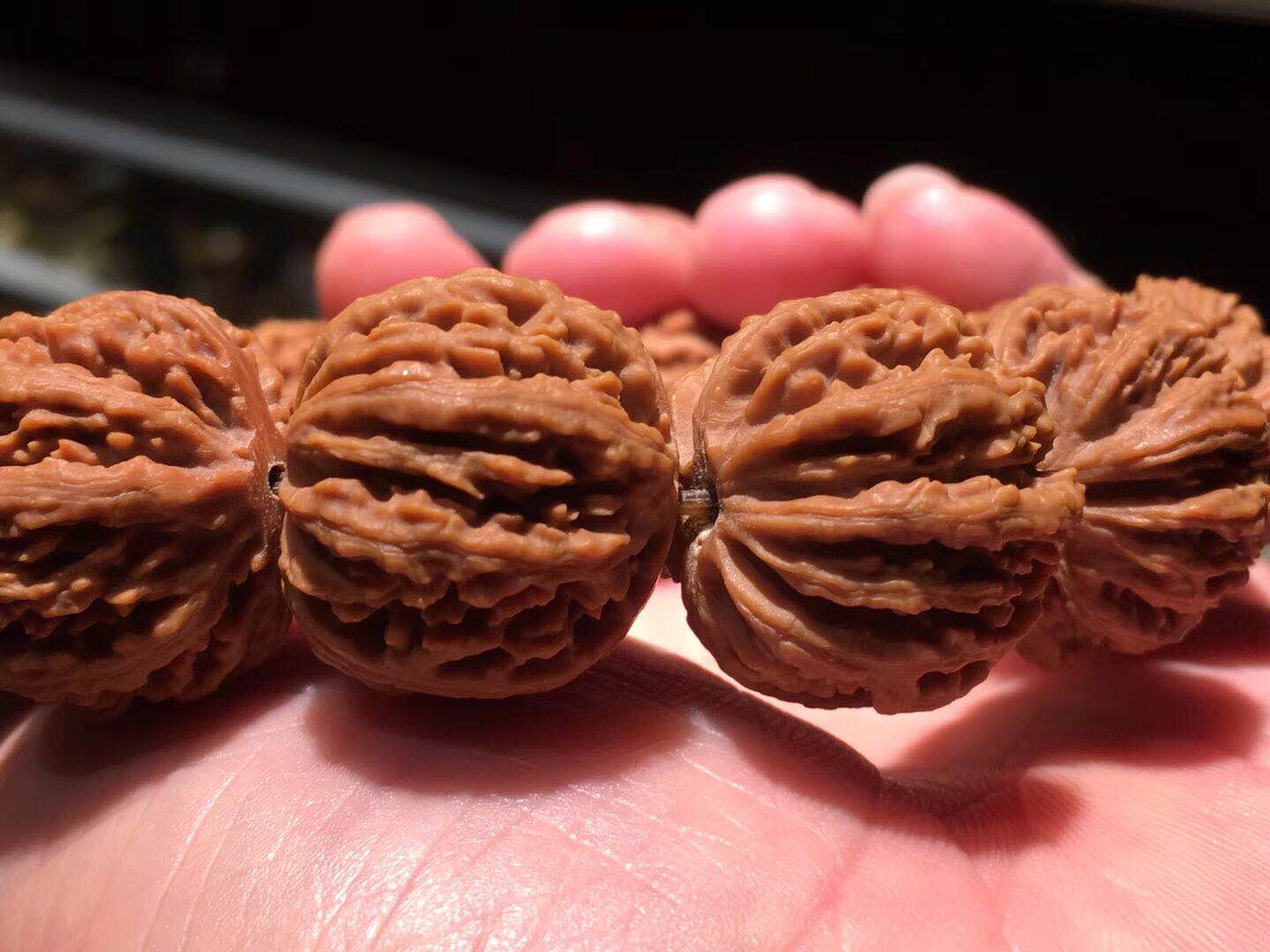 文玩市场淘鬼脸小核桃手串,十棱文玩小核桃手串哪产的