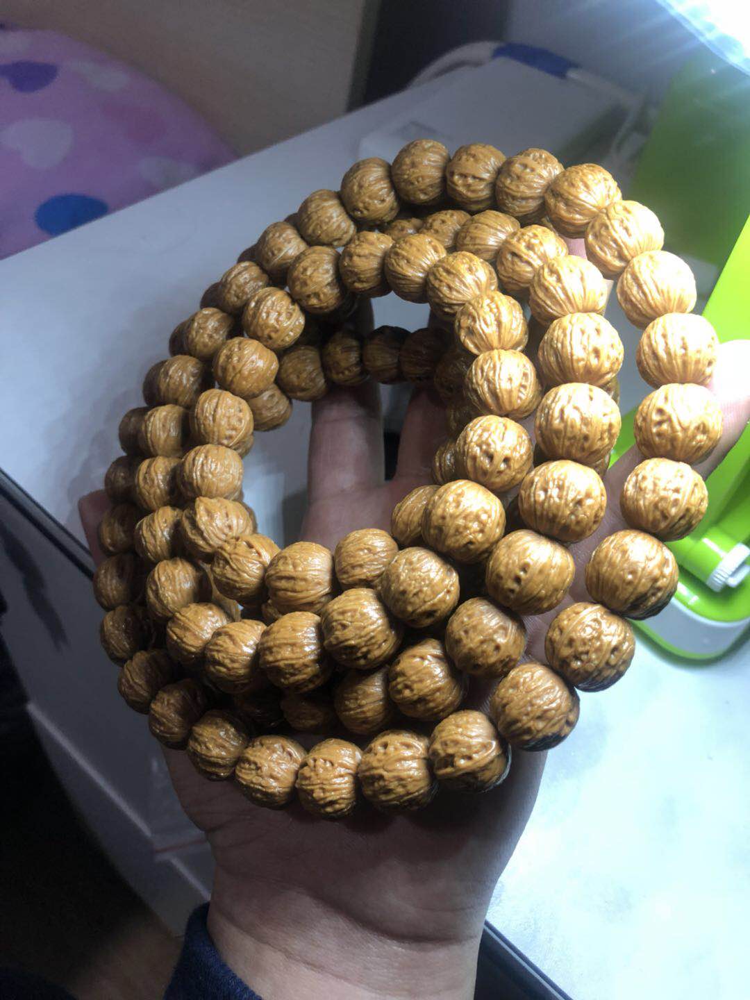 文玩市场淘鬼脸小核桃手串,十棱文玩小核桃手串哪产的