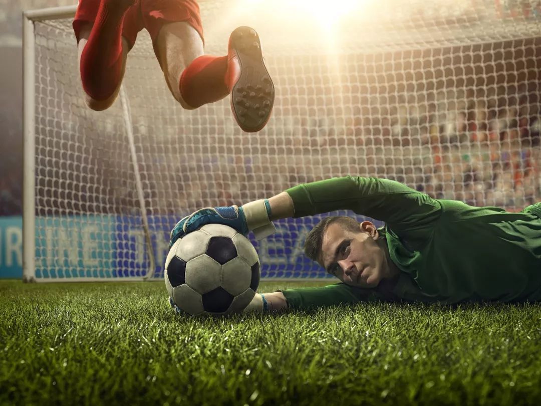 当一个姑娘问你：守门员是不是全队球技最烂的人？该如何回答