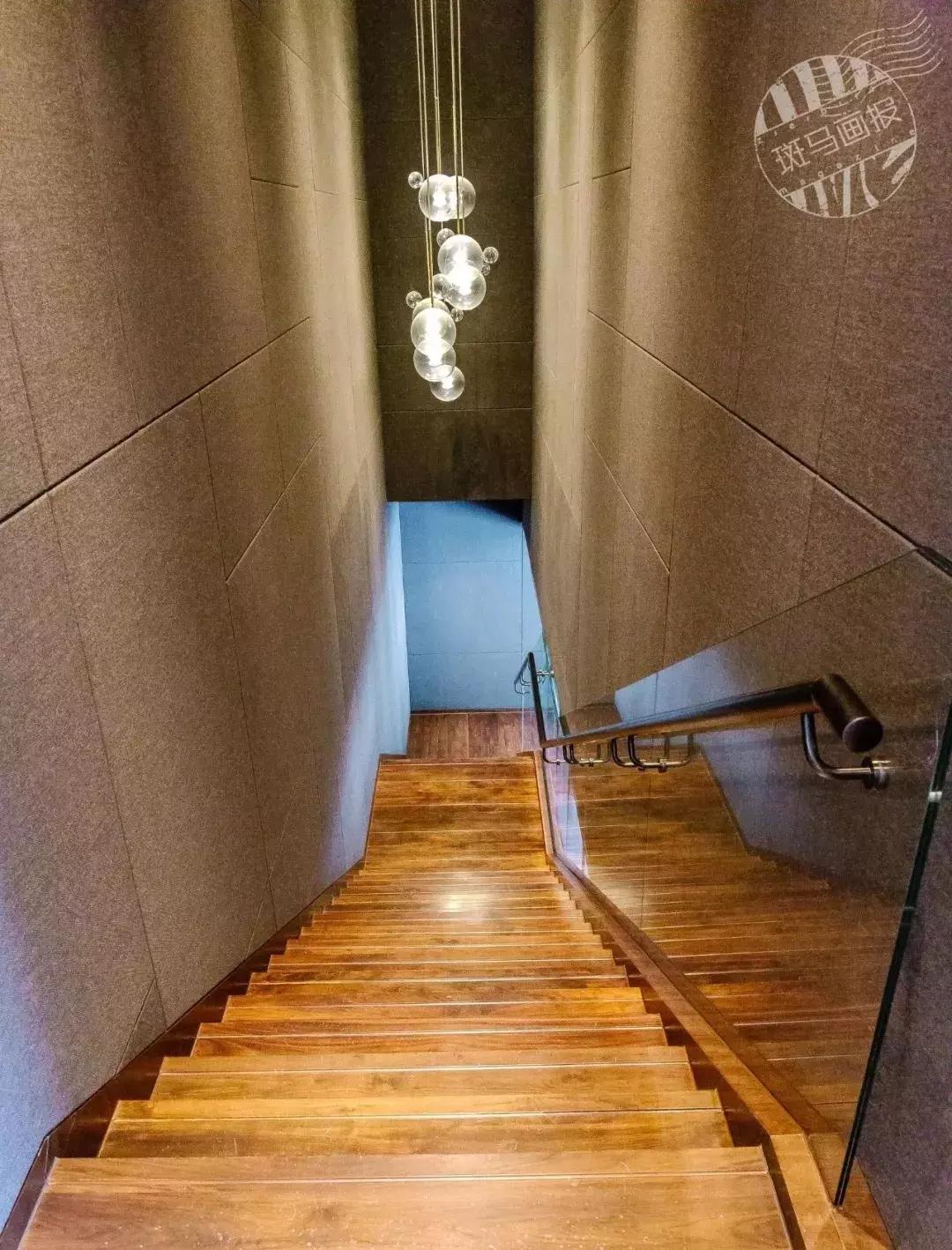 实探！全球第7家「奔驰餐厅」！什么都卖就是不卖车……