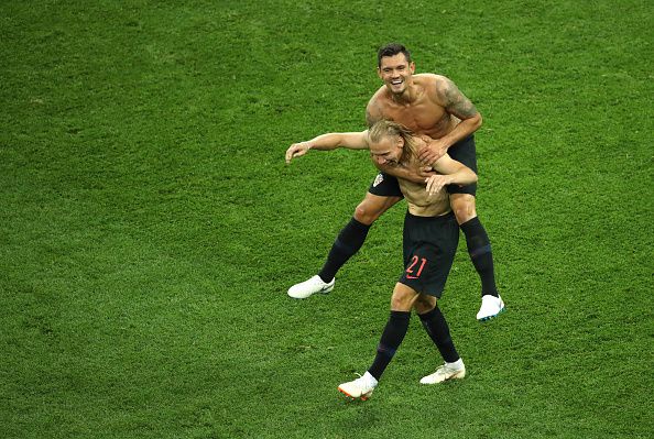 c罗被铲鲁尼出头,c罗被铲球站起来