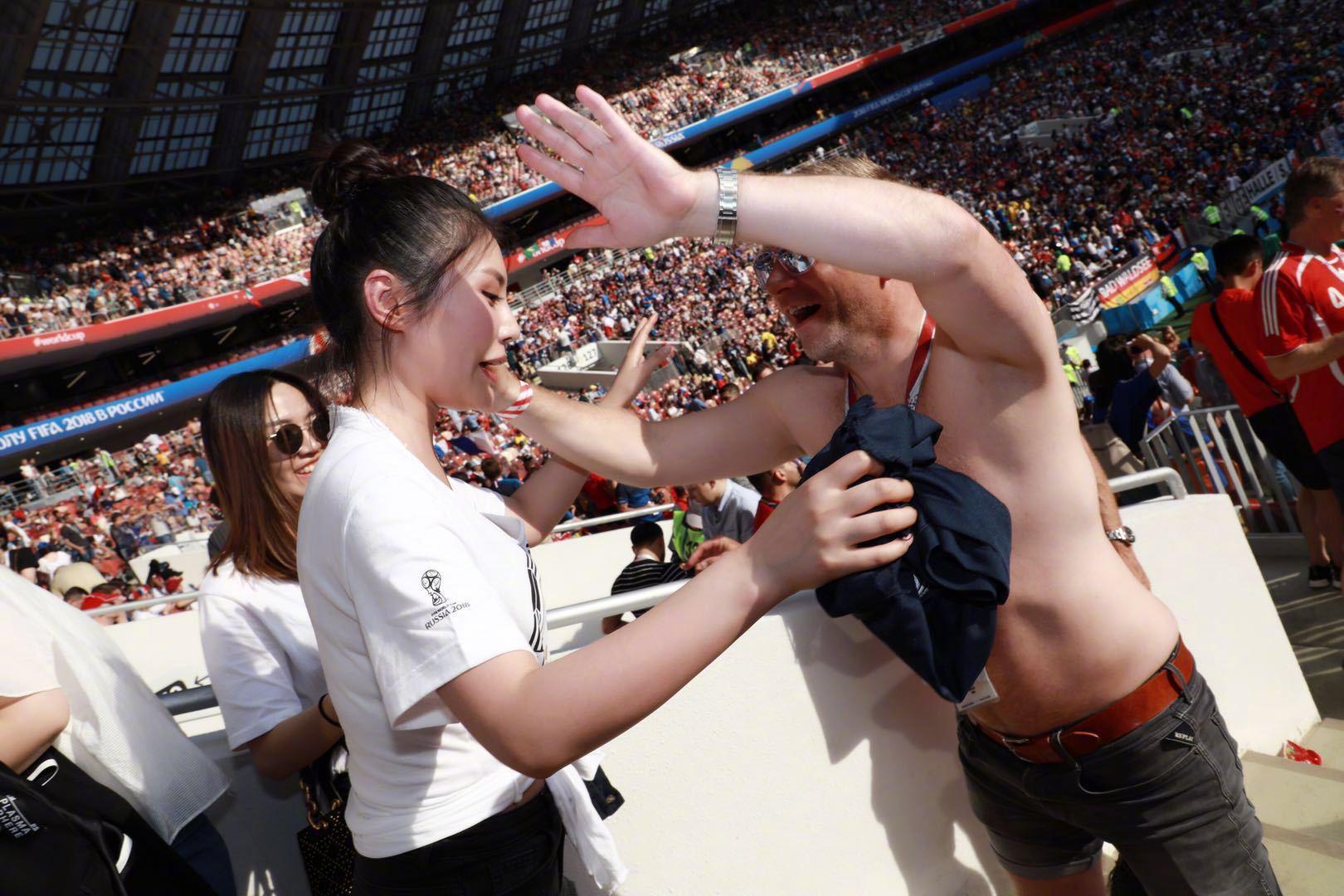 别样世界杯：刘语熙“反向神预测”，徐冬冬现场看球被生扑