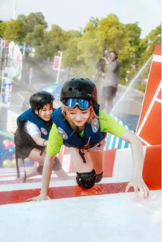 国外大型互动真人游戏,很火的美国真人游戏