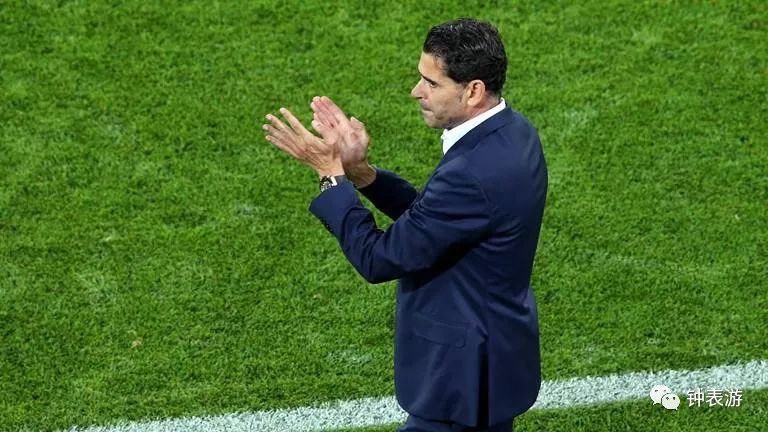 世界杯运动员戴什么表,世界杯裁判带领球员入场