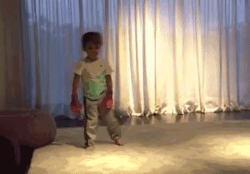 确认过，这些萌子们的足球天赋已得球星老爸们的真传！你更看好哪位萌娃的球技？