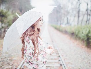 她欣喜的侧躺在他的身边，伸手环住他腰际，感受着他火热的余温