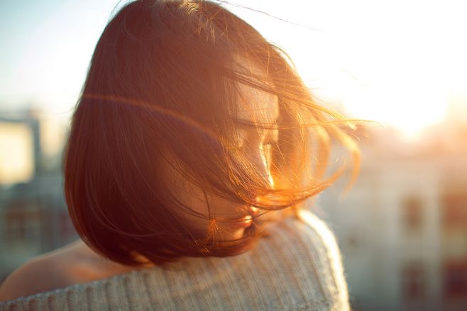 她欣喜的侧躺在他的身边，伸手环住他腰际，感受着他火热的余温