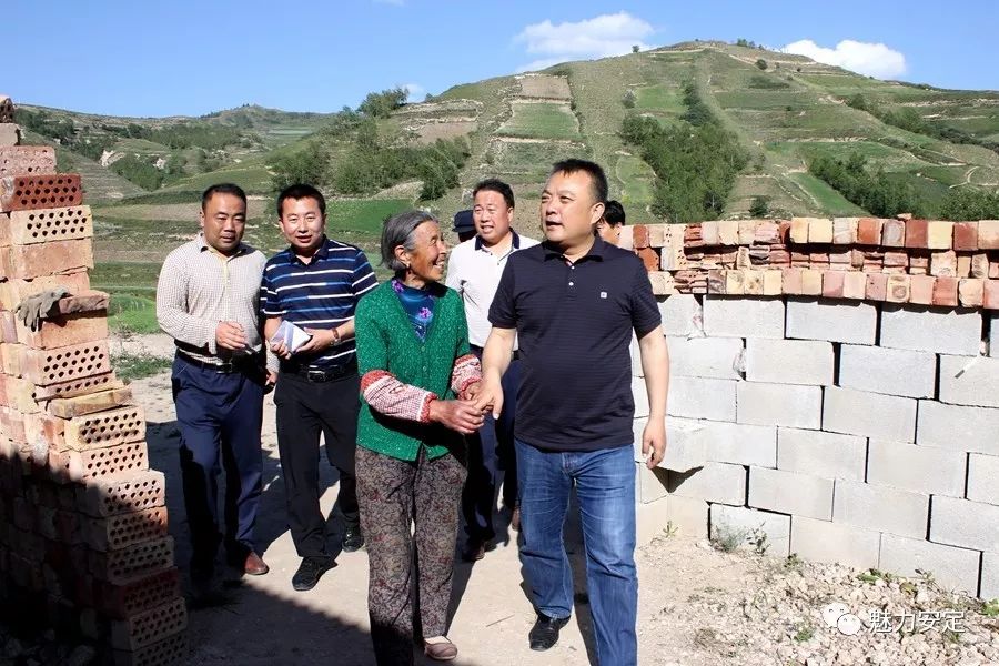 赵众炜深入南阳村走访慰问生活困难*党**员、老*党**员