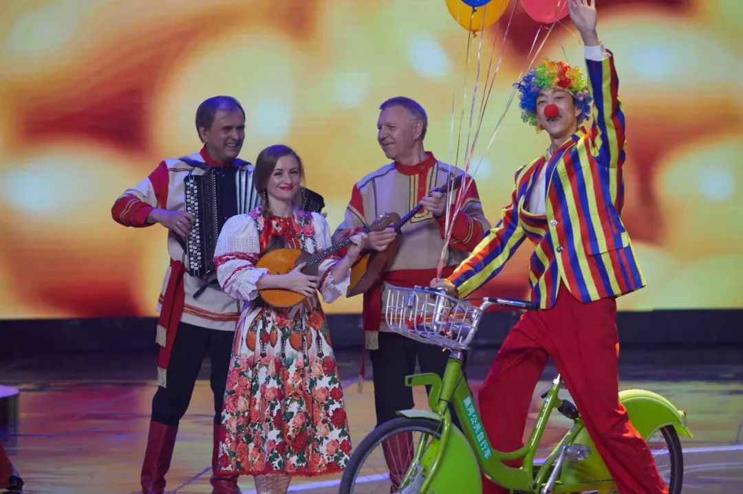 世界杯球员疯抢的那颗足球,踢到了央视的舞台上