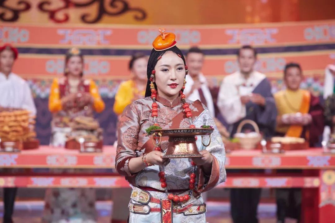 世界杯球员疯抢的那颗足球,踢到了央视的舞台上