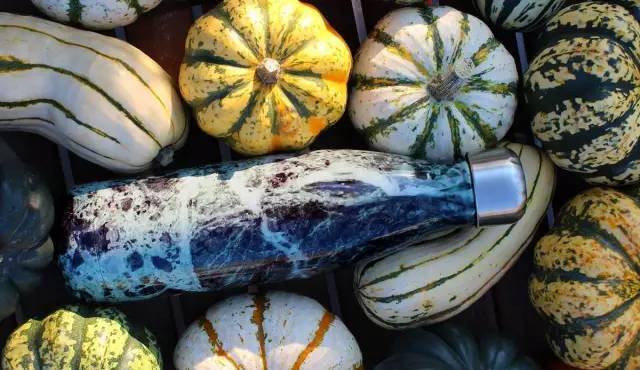 当代女孩喝奶茶,女孩子的快乐都是一杯奶茶给的