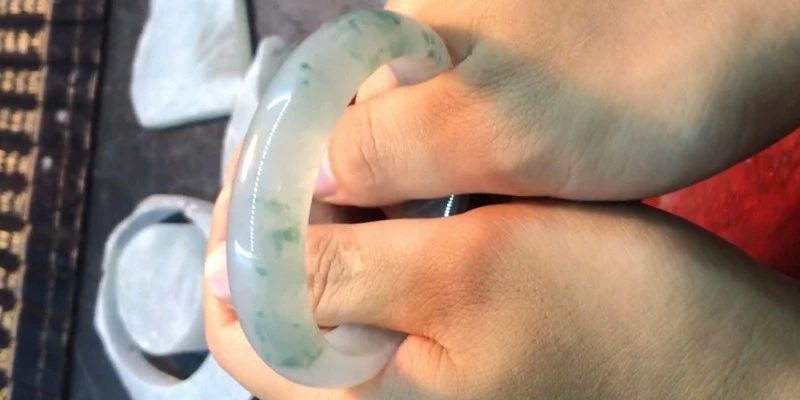 在缅甸买的翡翠手镯,缅甸天然老坑冰种飘花水润通透