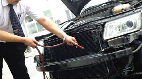 发动机炸了怎么回事,发动机炸了车还可以开吗