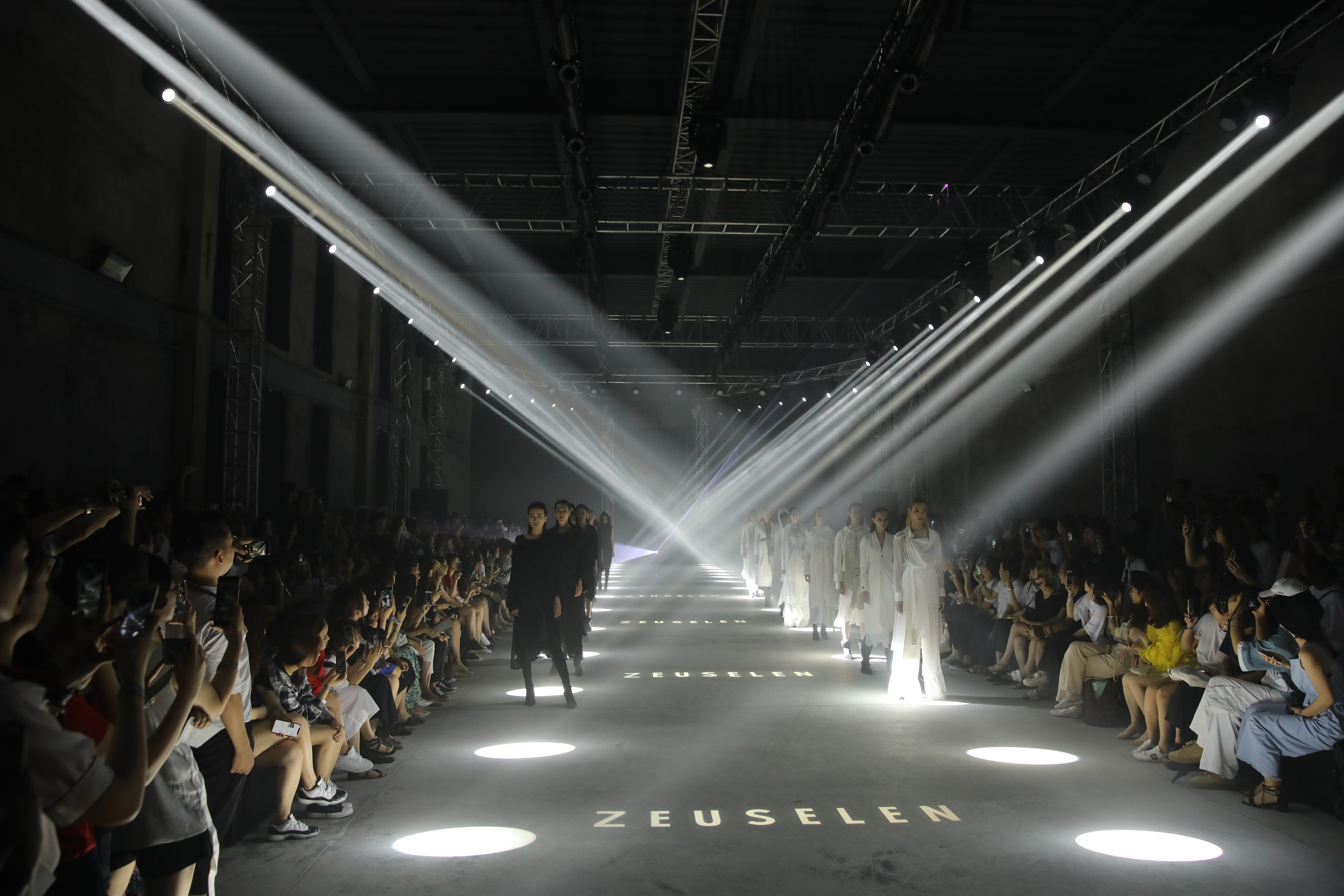 原创国潮！“摩·印象”夜袭杭城——M21全面绽放