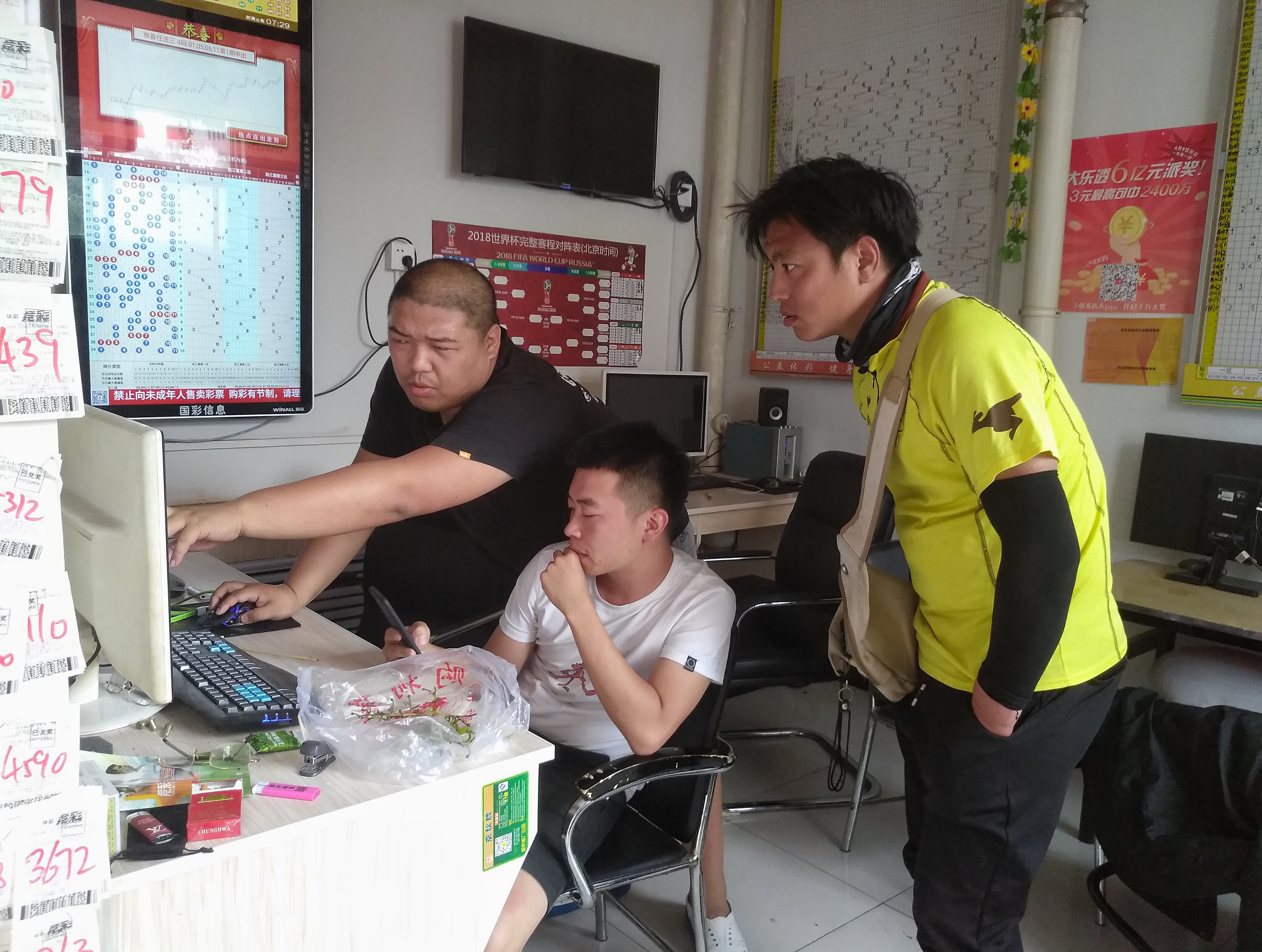 “天台守望者”:一家体彩店主世界杯期间的24小时