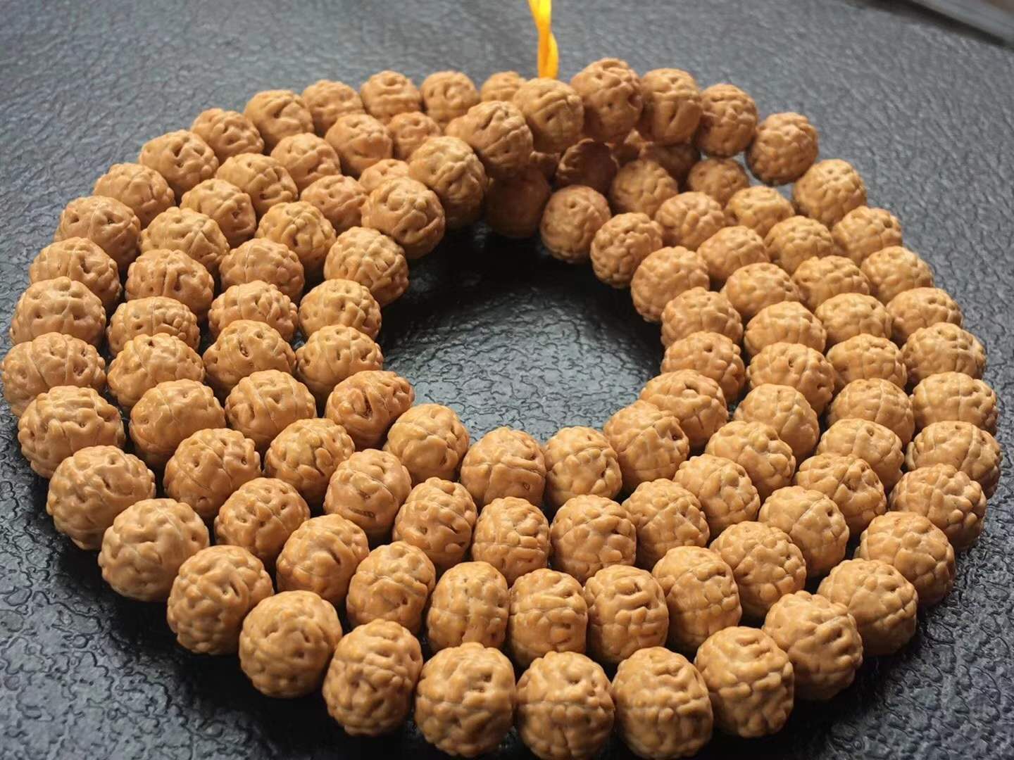 男士戴什么材质手串对身体最好,小叶紫檀手串男士适合戴哪个手