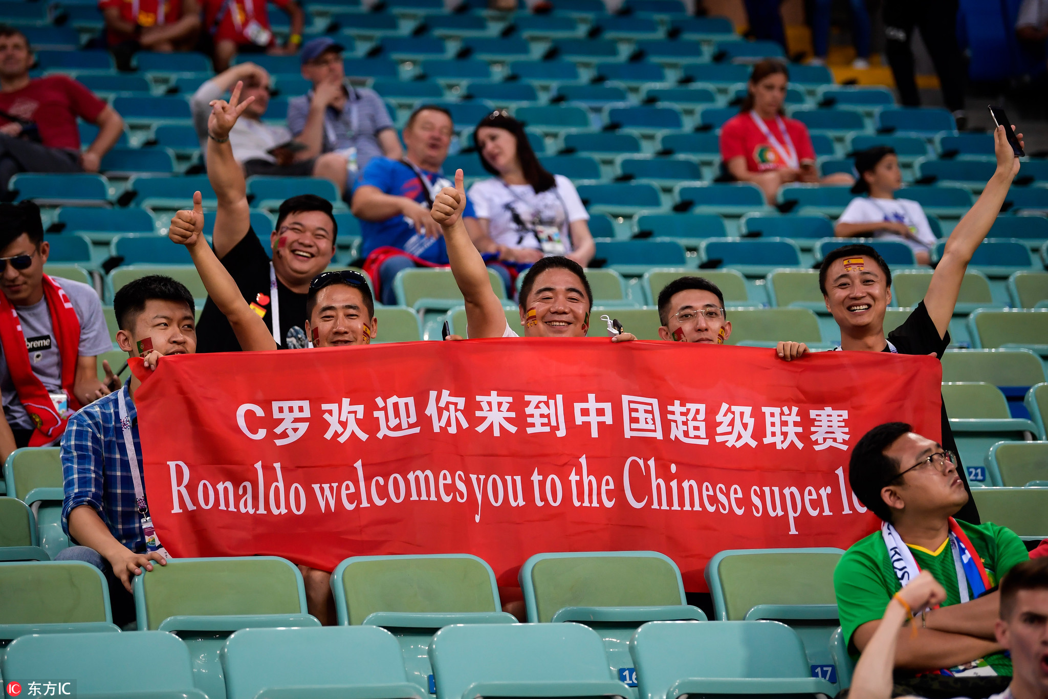 燃情奋战十余天,晒得比内马尔还黑,但他们的照片美炸了