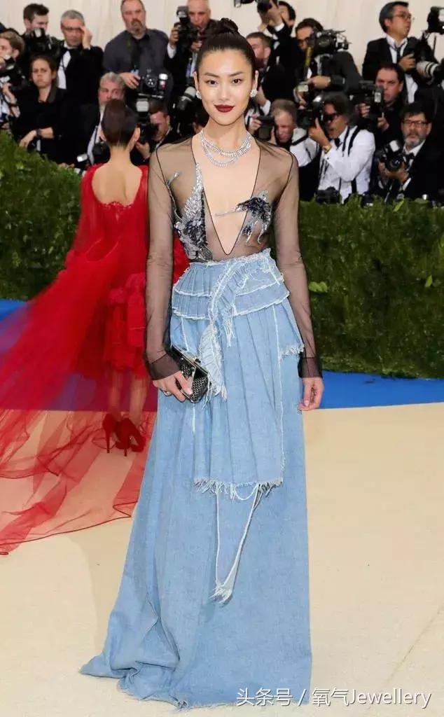 当百万珠宝遇上平民T恤牛仔裤